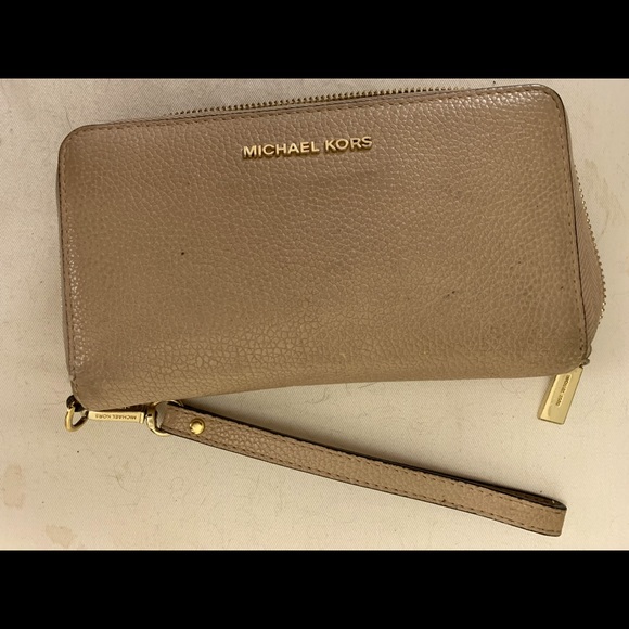 Michael Kors Wristlet - Picture 1 of 3